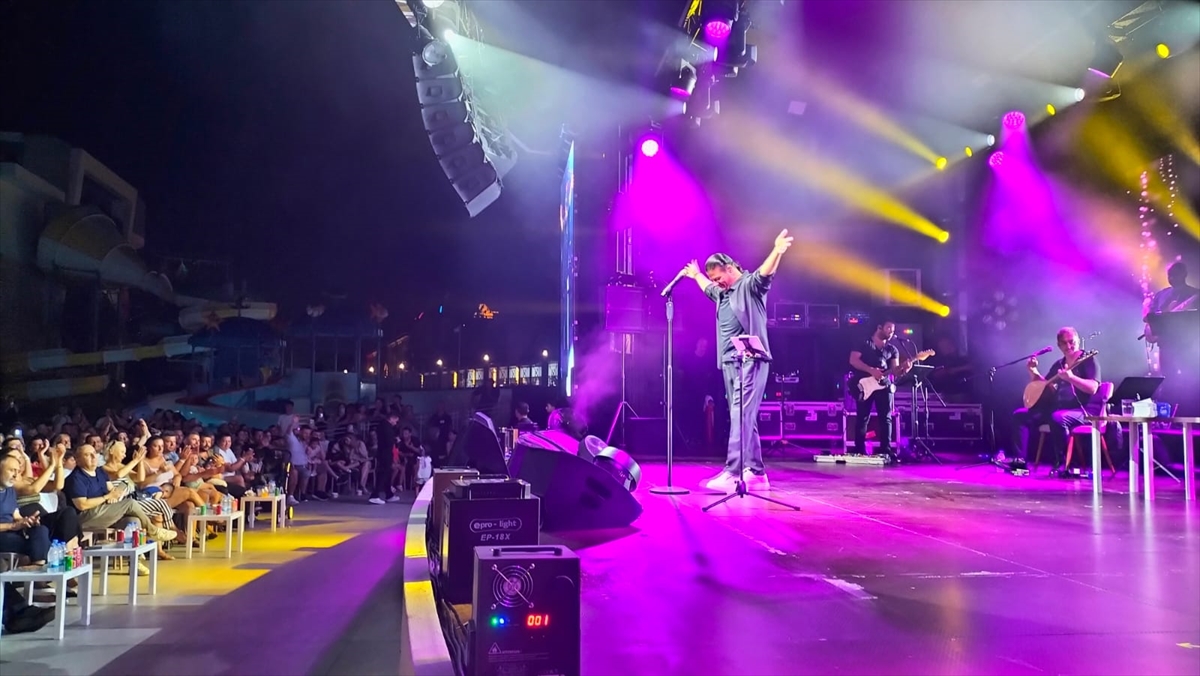 Kubat: Manavgat'ta hayranlarına konser verdi