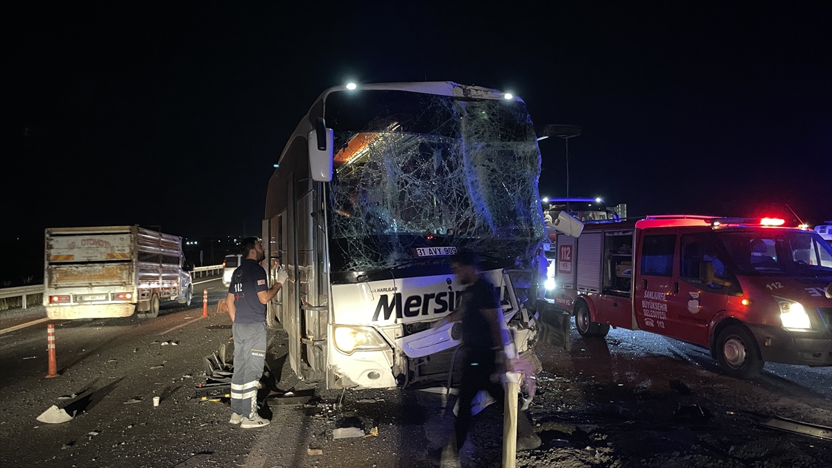 Şanlıurfa'da 2 yolcu otobüsünün çarpıştığı kazada 13 kişi yaralandı
