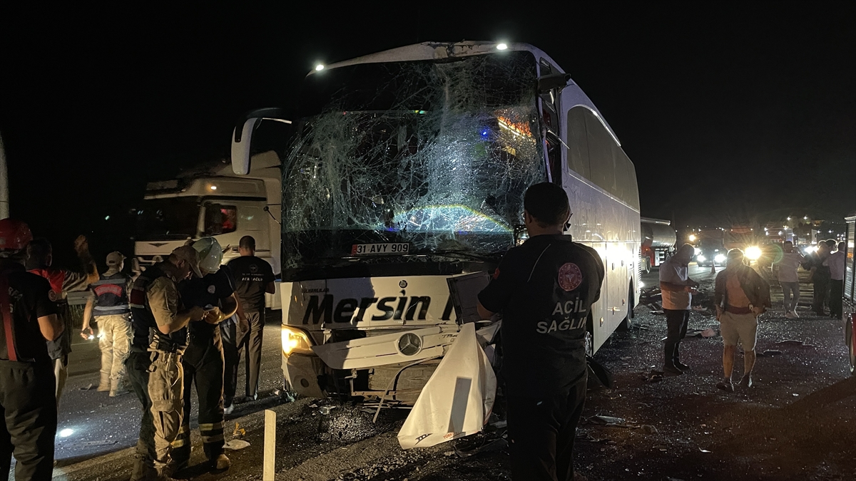 Şanlıurfa'da 2 yolcu otobüsünün çarpıştığı kazada 13 kişi yaralandı