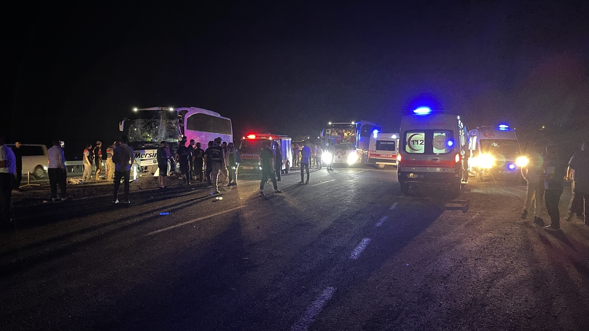 Şanlıurfa'da 2 yolcu otobüsünün çarpıştığı kazada 13 kişi yaralandı
