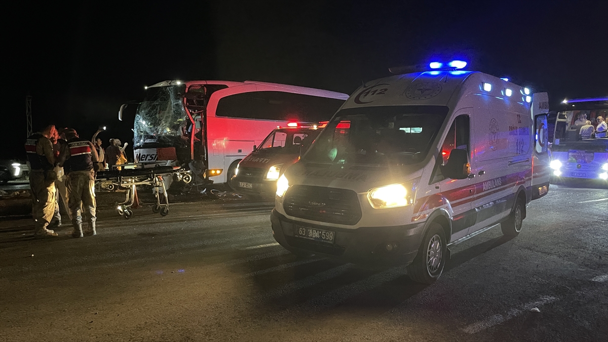 Şanlıurfa'da 2 yolcu otobüsünün çarpıştığı kazada 13 kişi yaralandı