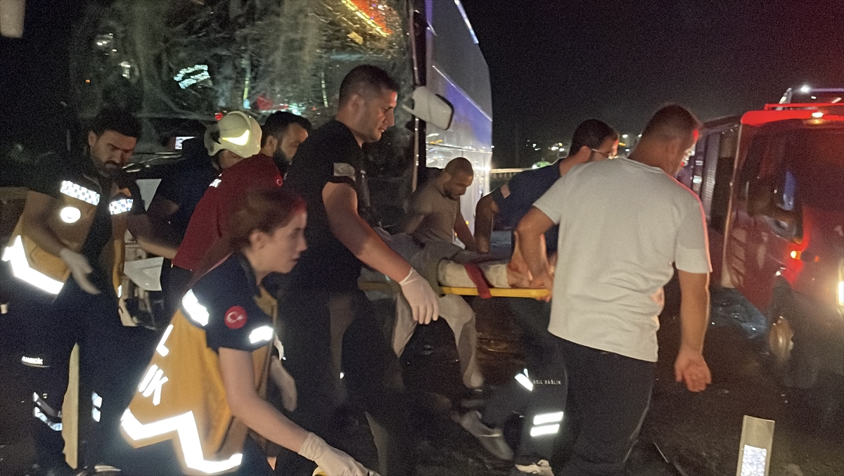 Şanlıurfa'da 2 yolcu otobüsünün çarpıştığı kazada 13 kişi yaralandı