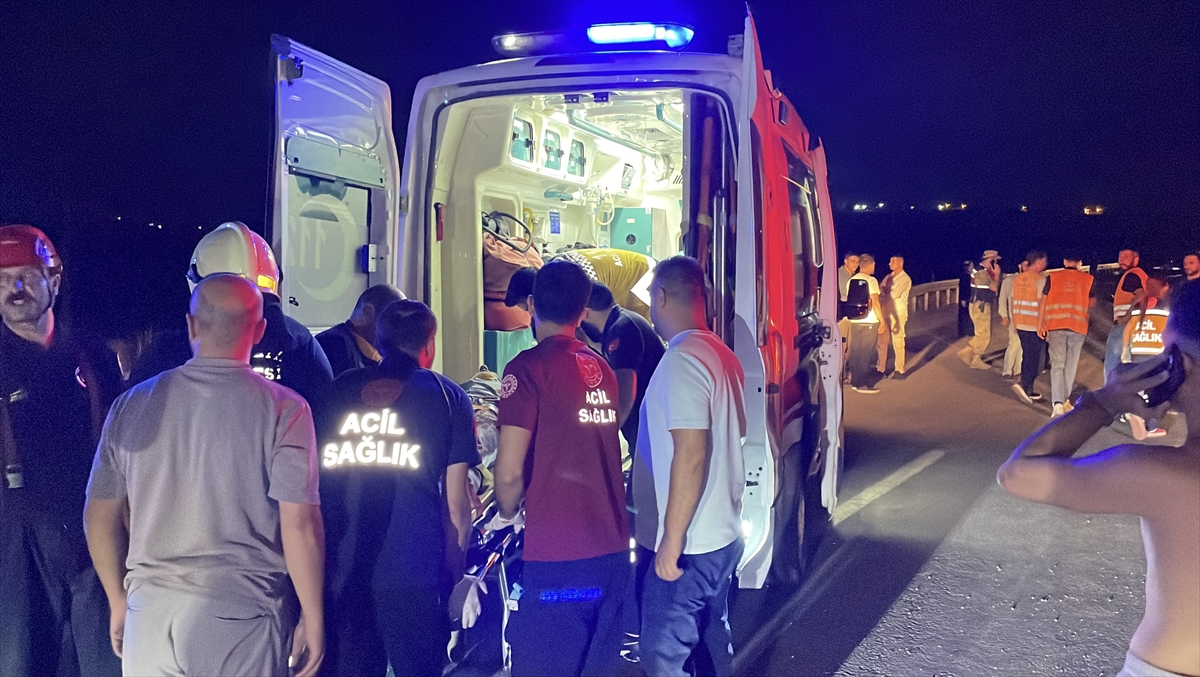 Şanlıurfa'da 2 yolcu otobüsünün çarpıştığı kazada 13 kişi yaralandı