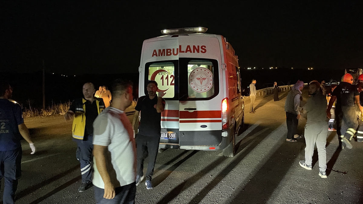 Şanlıurfa'da 2 yolcu otobüsünün çarpıştığı kazada 13 kişi yaralandı