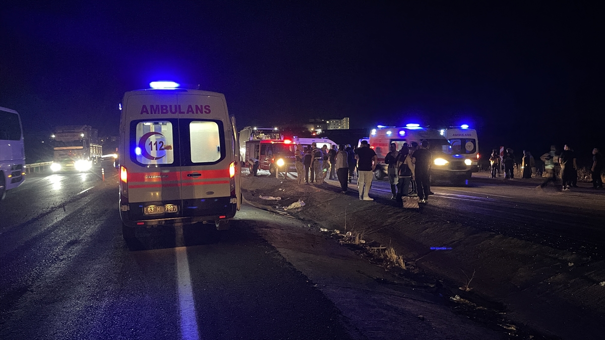 Şanlıurfa'da 2 yolcu otobüsünün çarpıştığı kazada 13 kişi yaralandı