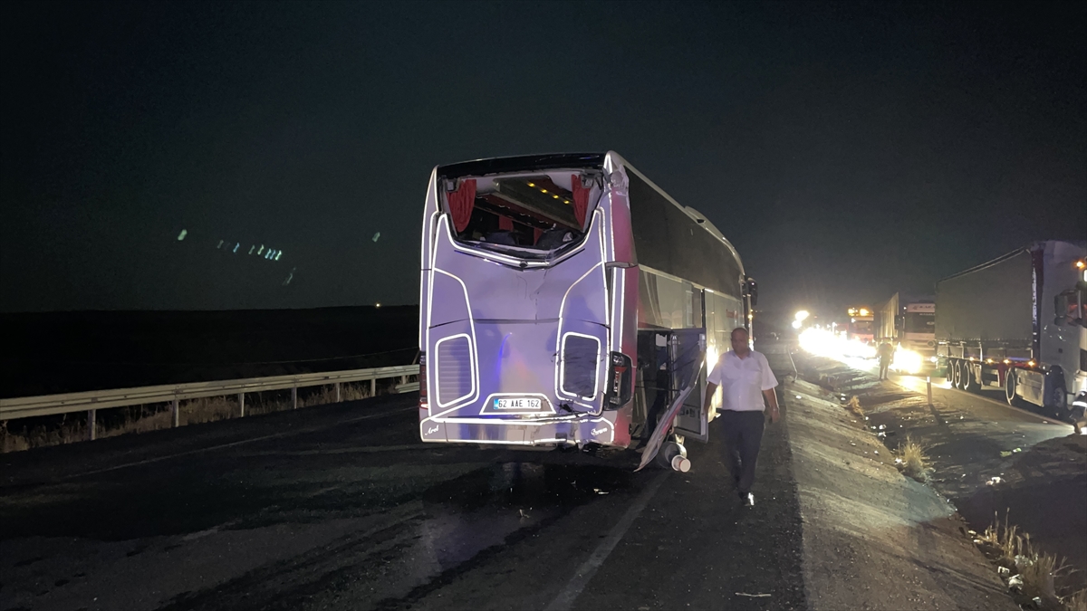 Şanlıurfa'da 2 yolcu otobüsünün çarpıştığı kazada 13 kişi yaralandı
