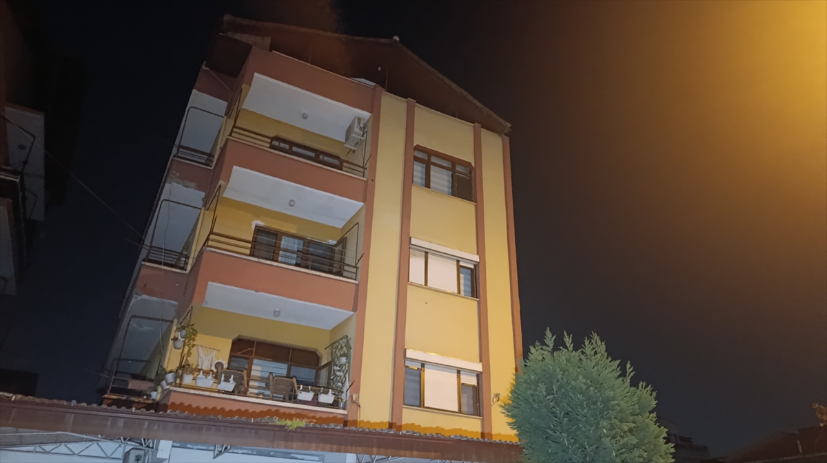 Kocaeli'de 4 katlı bina, gelen sesler üzerine tedbiren boşaltıldı