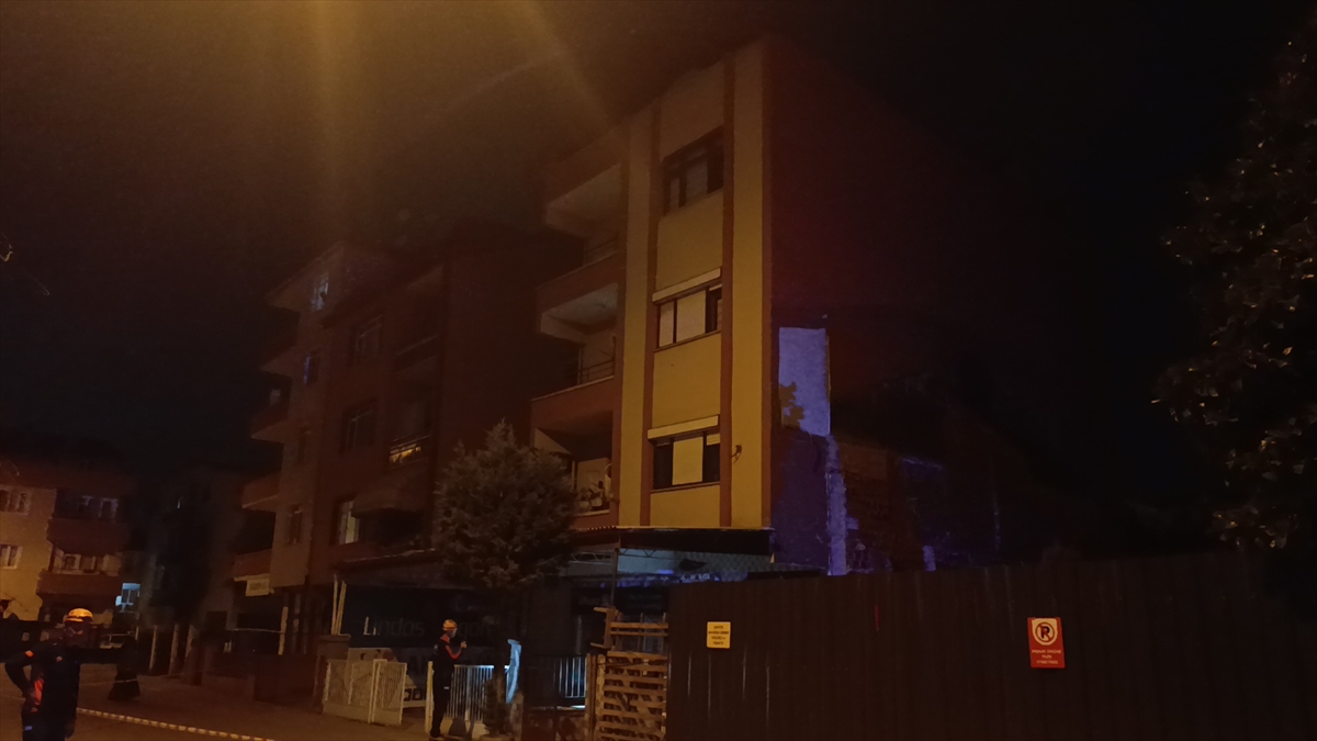 Kocaeli'de 4 katlı bina, gelen sesler üzerine tedbiren boşaltıldı