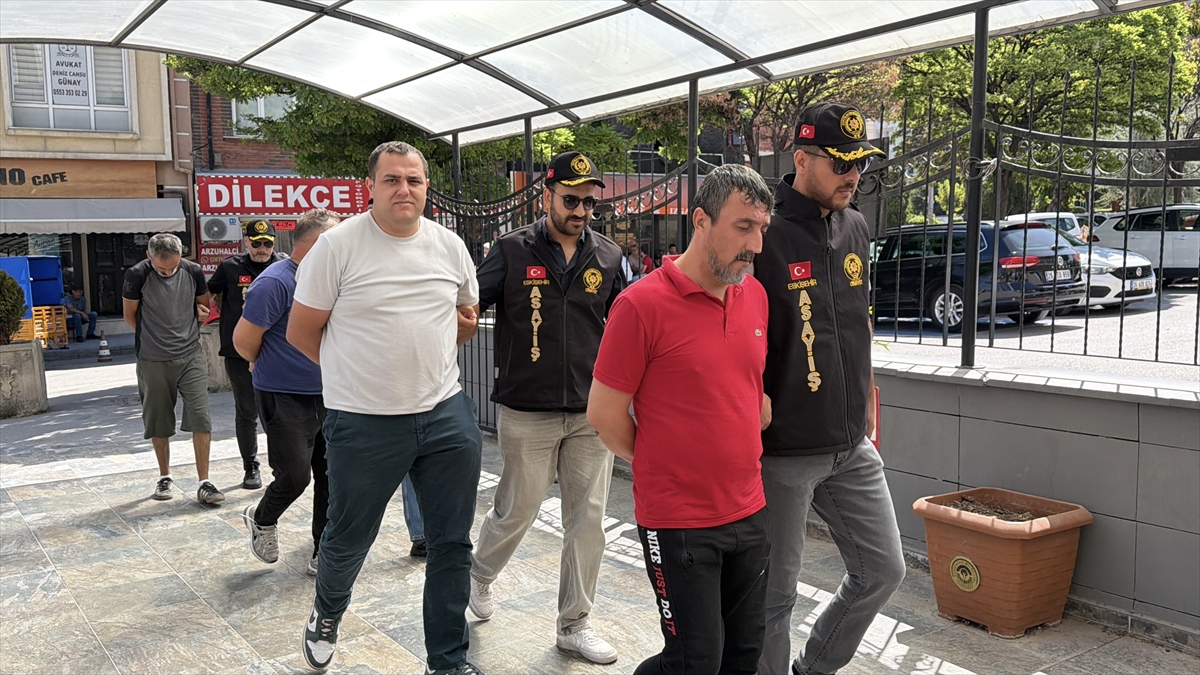 GÜNCELLEME - Eskişehir'de arkadaşını bıçakla öldürdüğü iddia edilen zanlı tutuklandı
