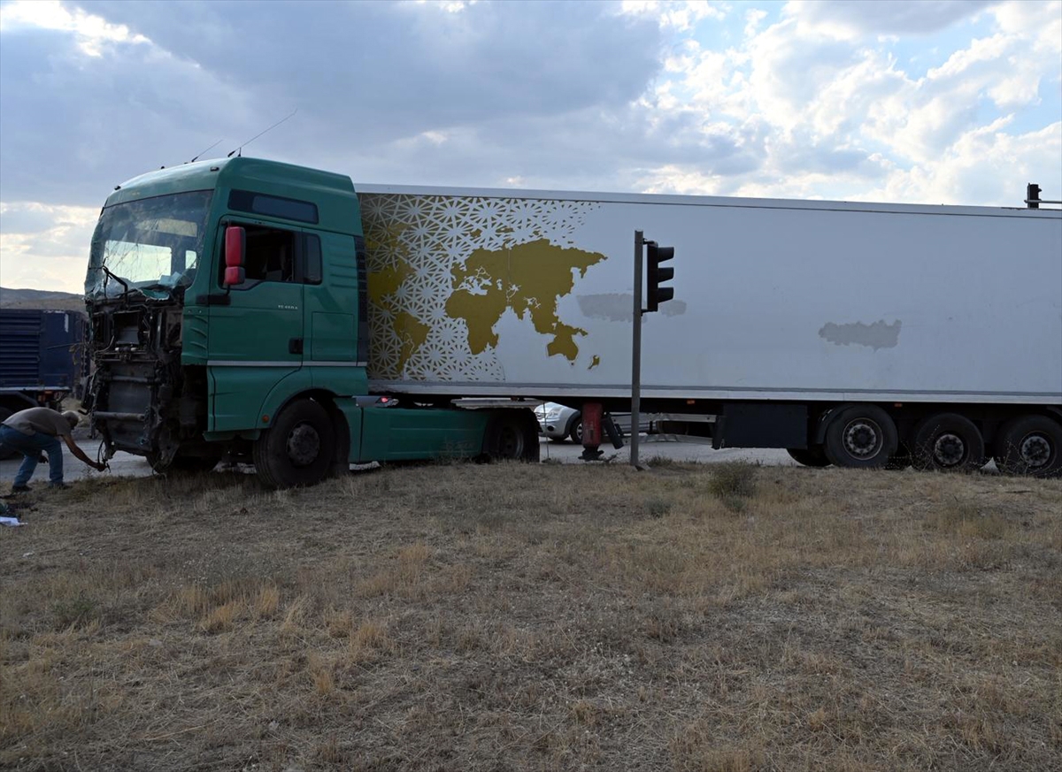 Kırıkkale'de otobüs ve iki tır çarpıştı: Bir kişi yaralandı