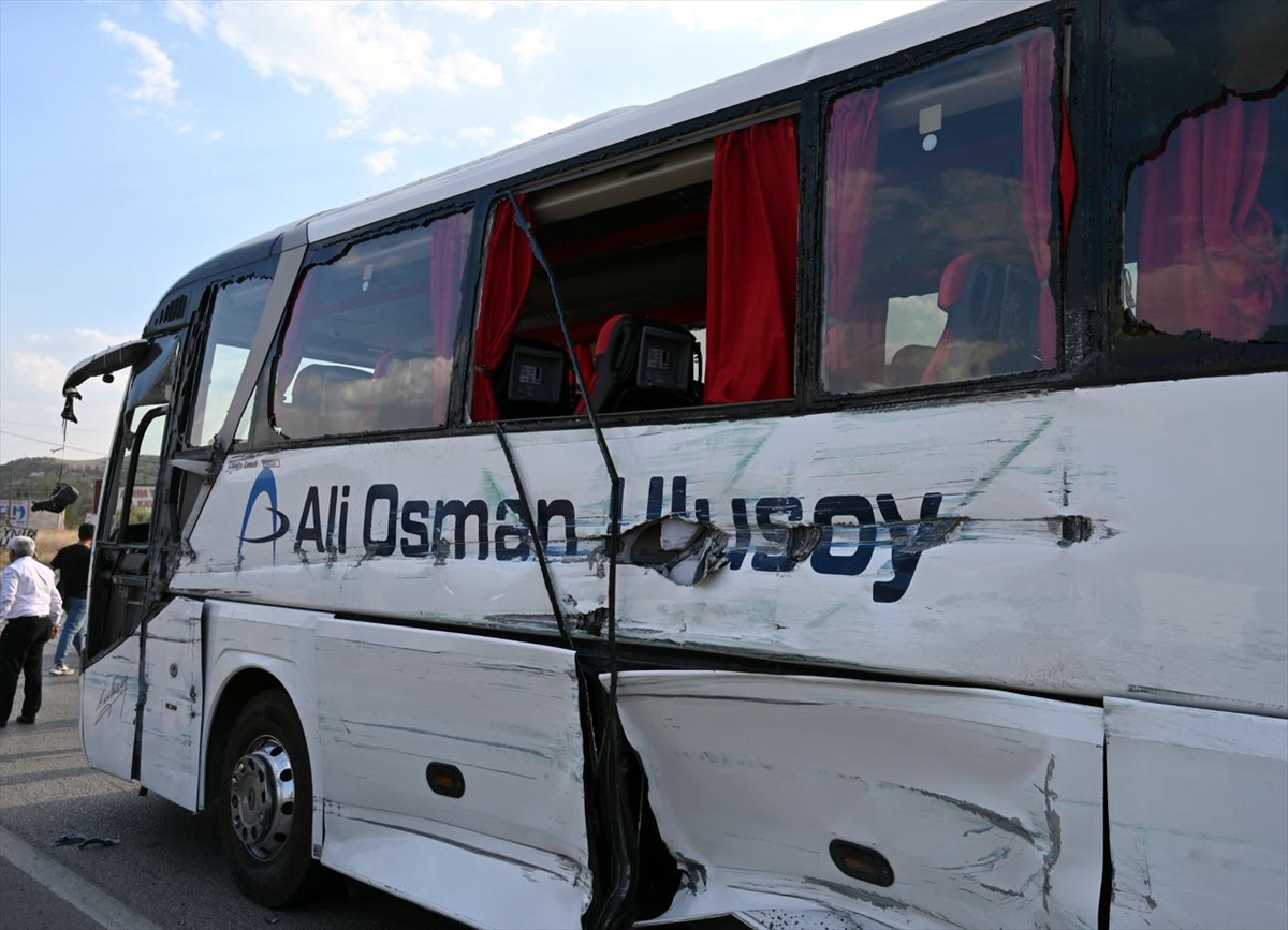 Kırıkkale'de otobüs ve iki tır çarpıştı: Bir kişi yaralandı