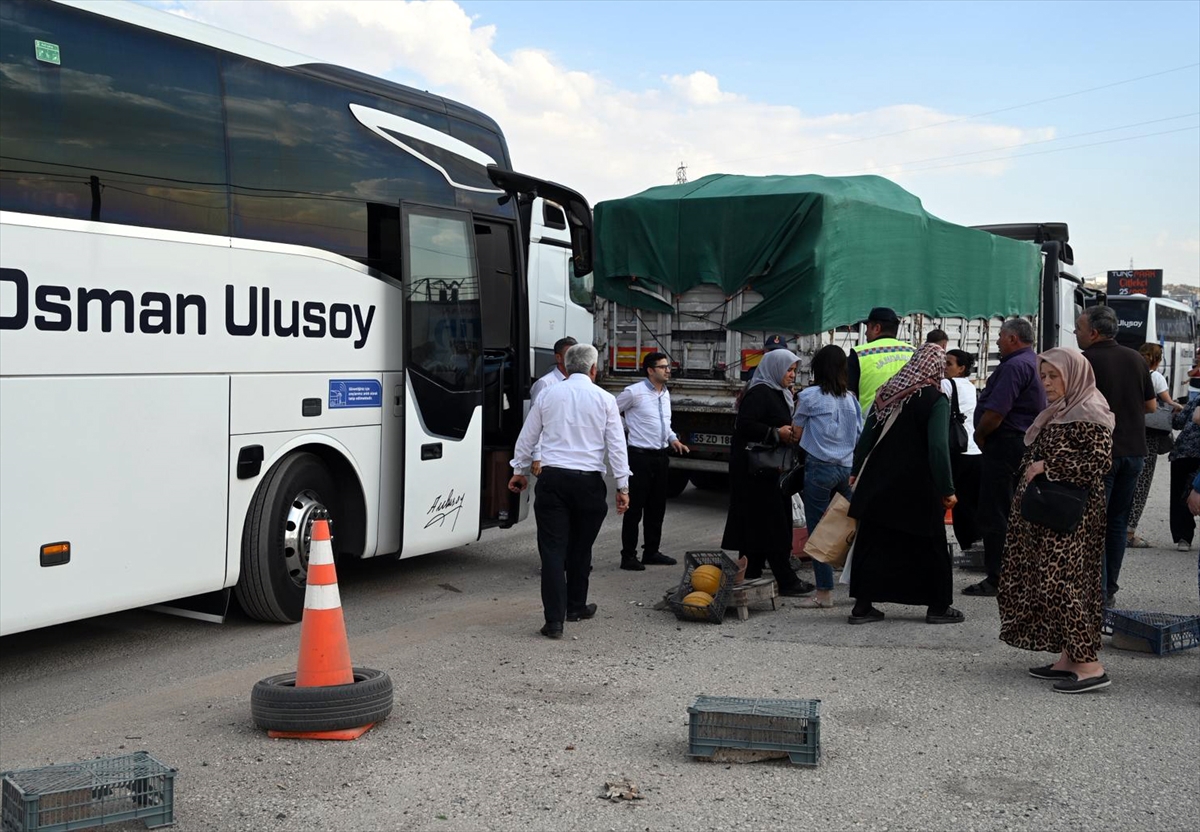 Kırıkkale'de otobüs ve iki tır çarpıştı: Bir kişi yaralandı