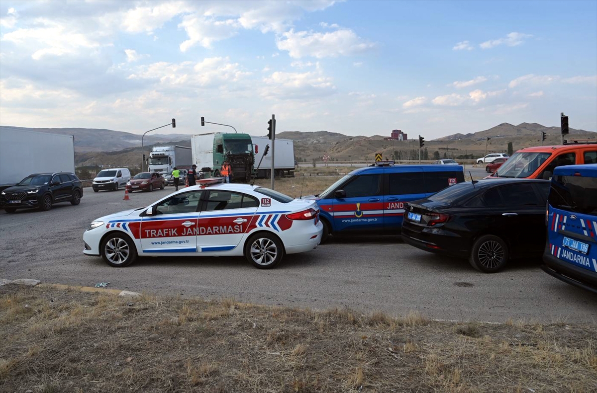 Kırıkkale'de otobüs ve iki tır çarpıştı: Bir kişi yaralandı