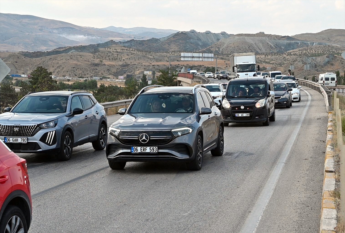 Kırıkkale'de otobüs ve iki tır çarpıştı: Bir kişi yaralandı