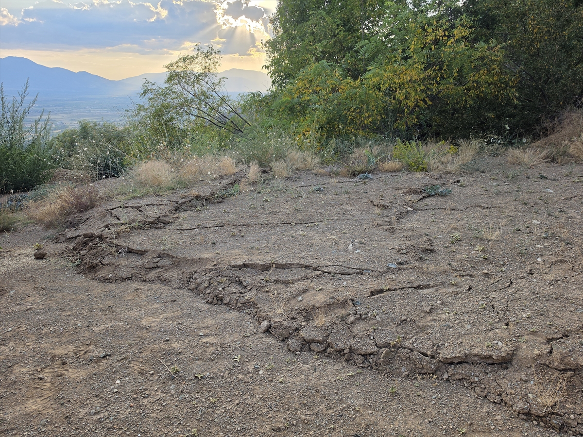 Erzincan Üzümlü'de toprak kayması: 6 bağ evi tahliye edildi