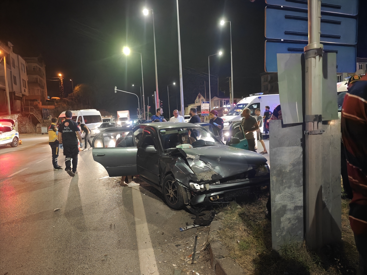 Samsun'da trafik kazası: İki otomobil çarpıştı, 10 yaralı