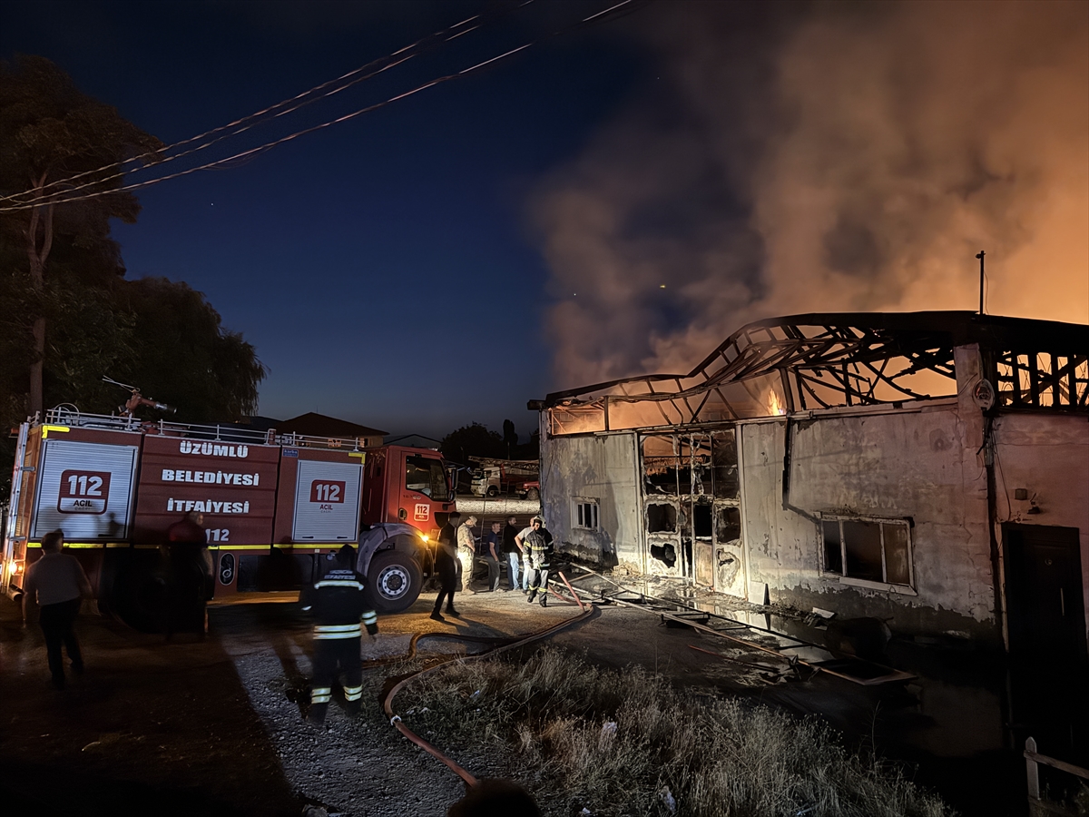 Erzincan'da mobilya imalathanesinde çıkan yangın söndürüldü