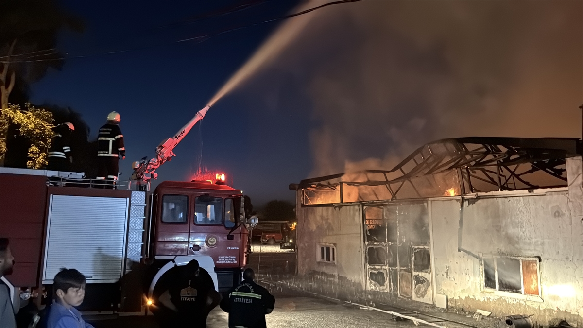Erzincan'da mobilya imalathanesinde çıkan yangın söndürüldü