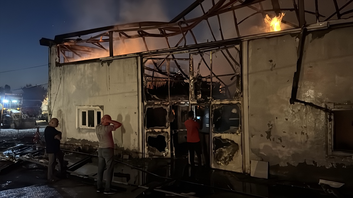 Erzincan'da mobilya imalathanesinde çıkan yangın söndürüldü