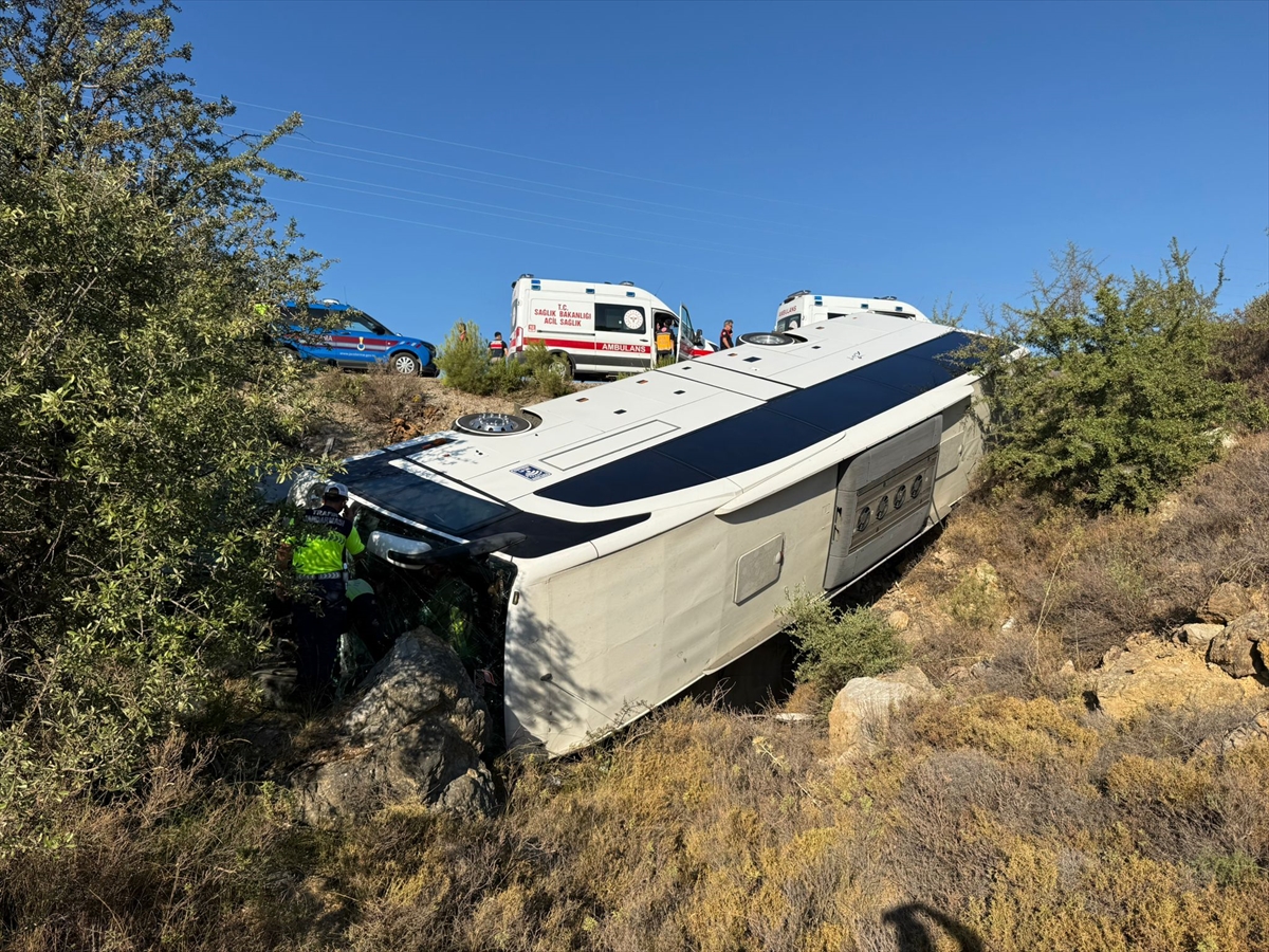 İzmir Menderes'te otobüsle çarpışan otomobilde 2 ölü