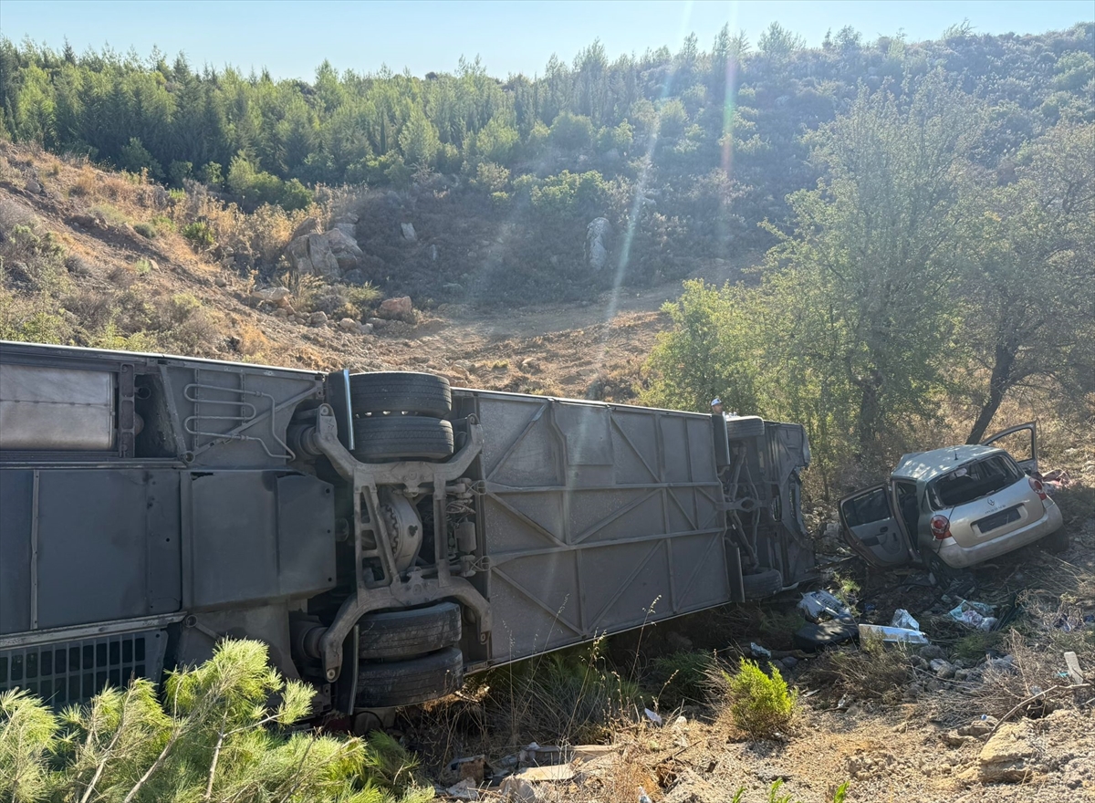 İzmir Menderes'te otobüsle çarpışan otomobilde 2 ölü