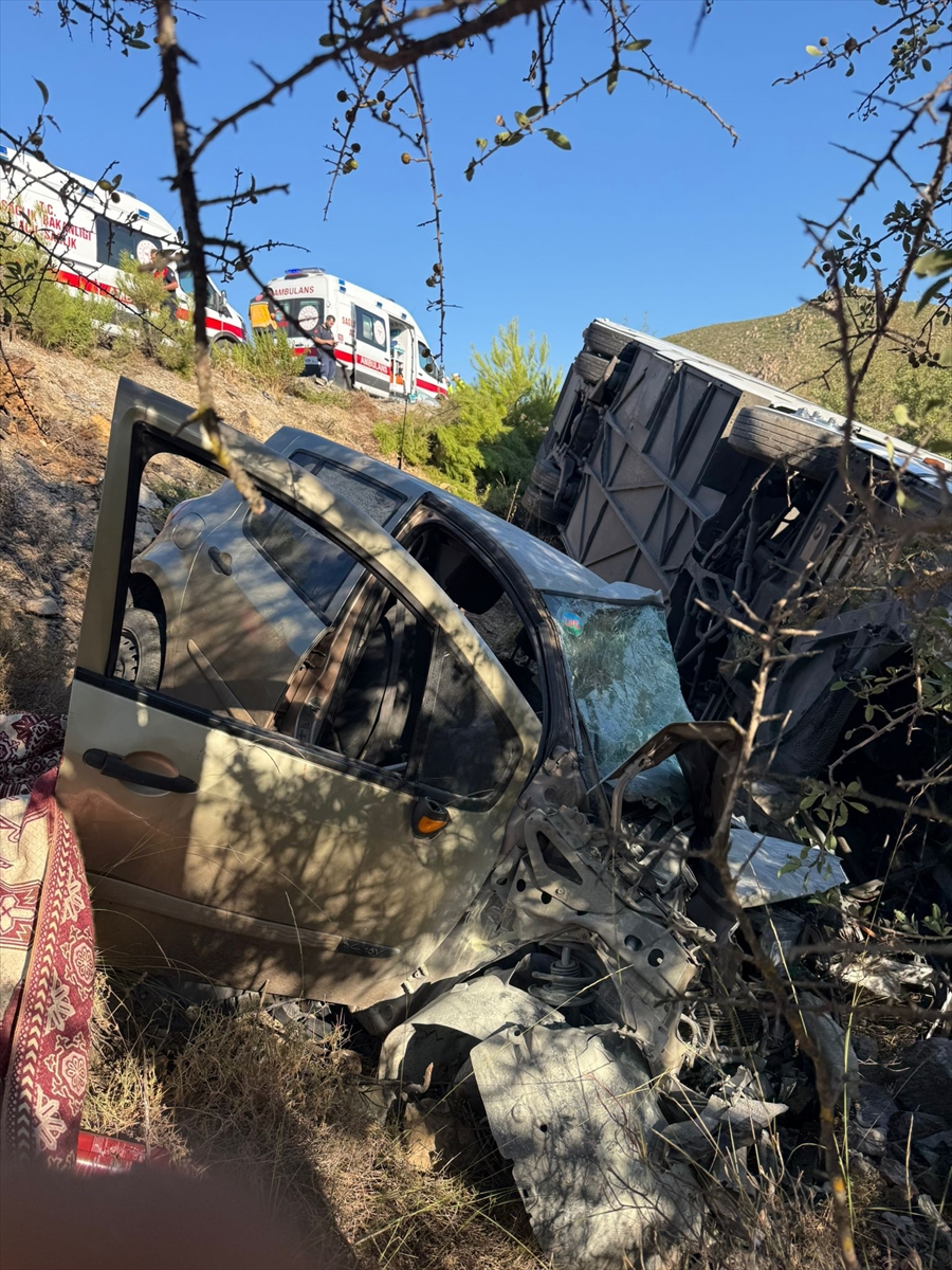 İzmir Menderes'te otobüsle çarpışan otomobilde 2 ölü