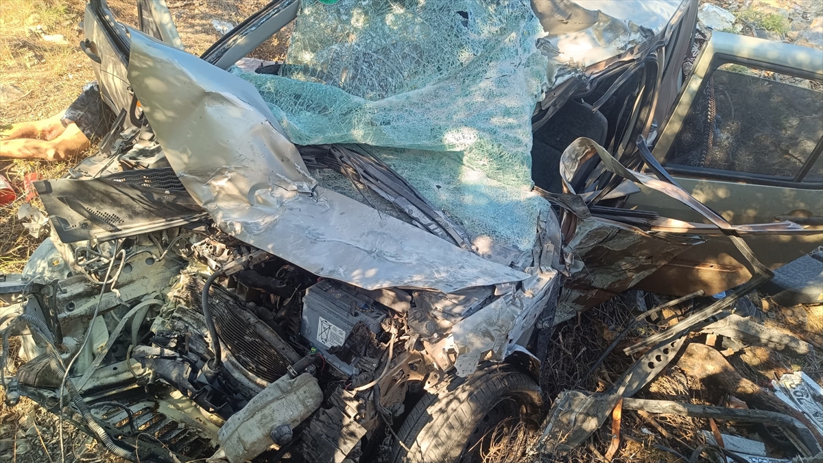 İzmir Menderes'te otobüsle çarpışan otomobilde 2 ölü