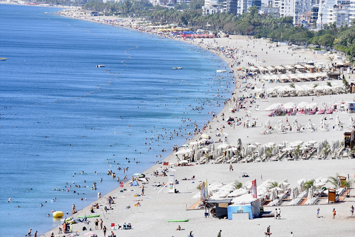 Antalya'da sıcak hava nedeniyle sahillerde yoğunluk yaşandı