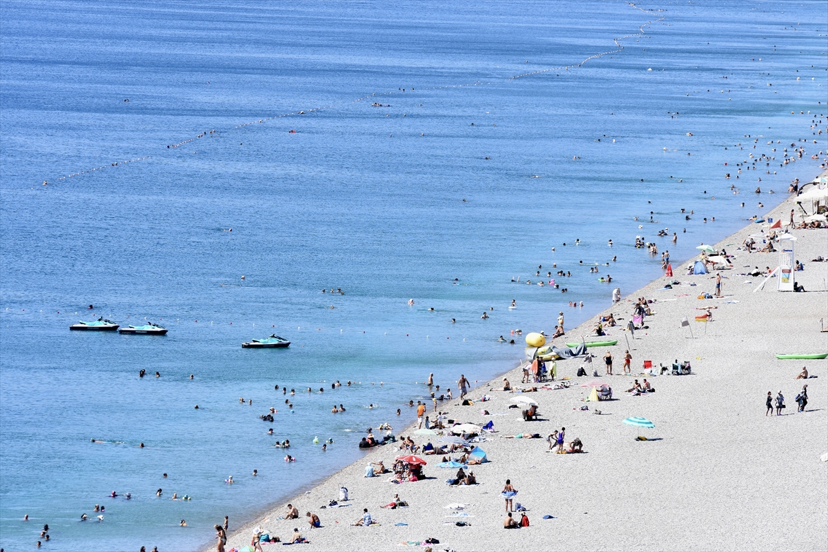 Antalya'da sıcak hava nedeniyle sahillerde yoğunluk yaşandı
