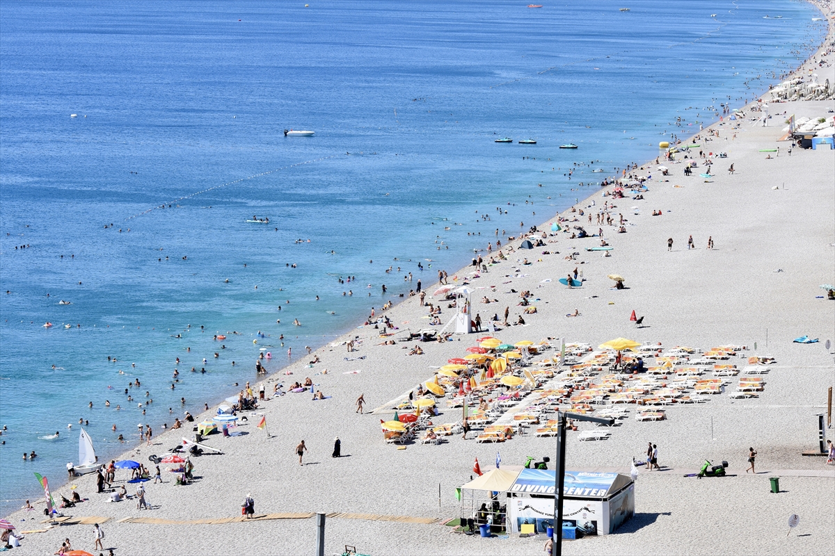 Antalya'da sıcak hava nedeniyle sahillerde yoğunluk yaşandı