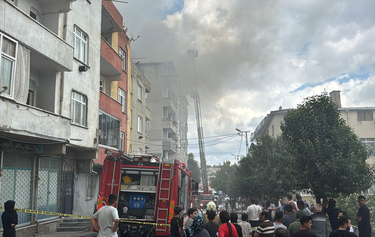 Avcılar'da iki binanın çatısında çıkan yangın söndürüldü