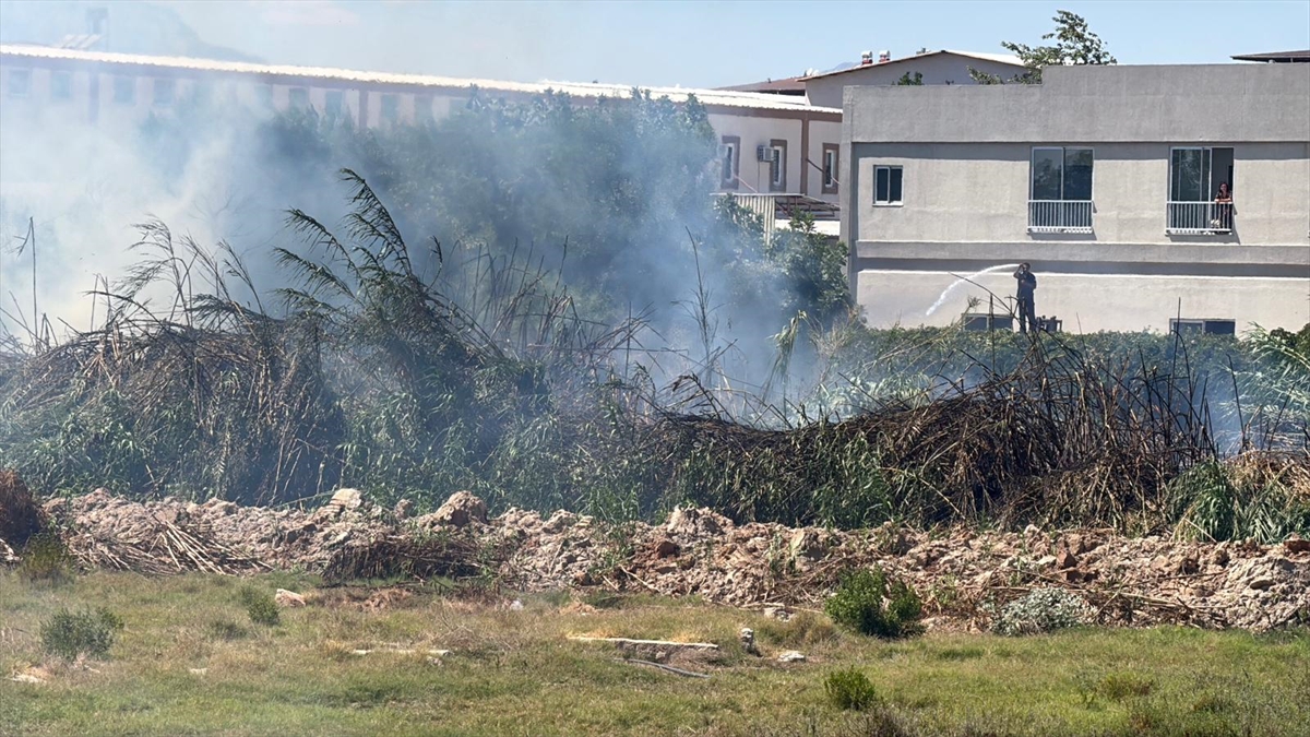 Antalya Kepez'de çıkan yangın ekiplerce söndürüldü