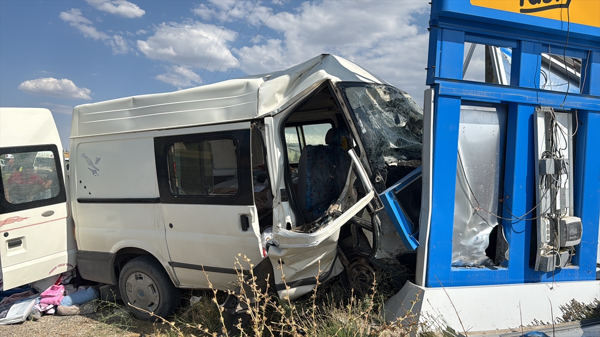 Elazığ'da minibüs ve hafif ticari araç çarpıştı: 7 yaralı