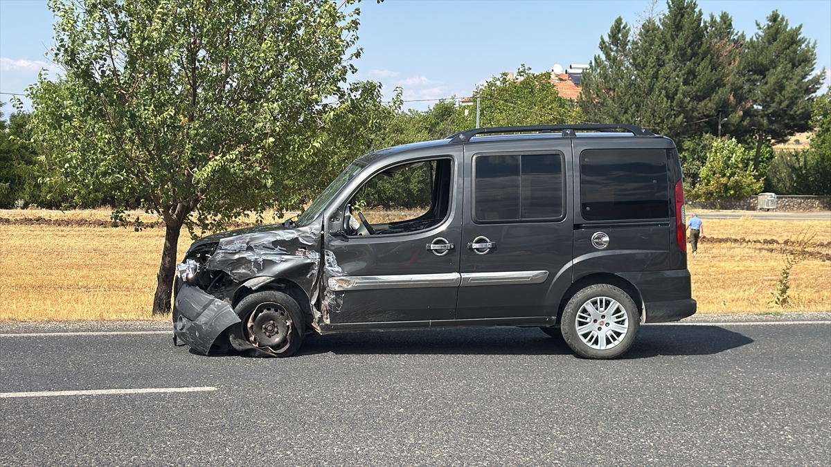 Elazığ'da minibüs ve hafif ticari araç çarpıştı: 7 yaralı
