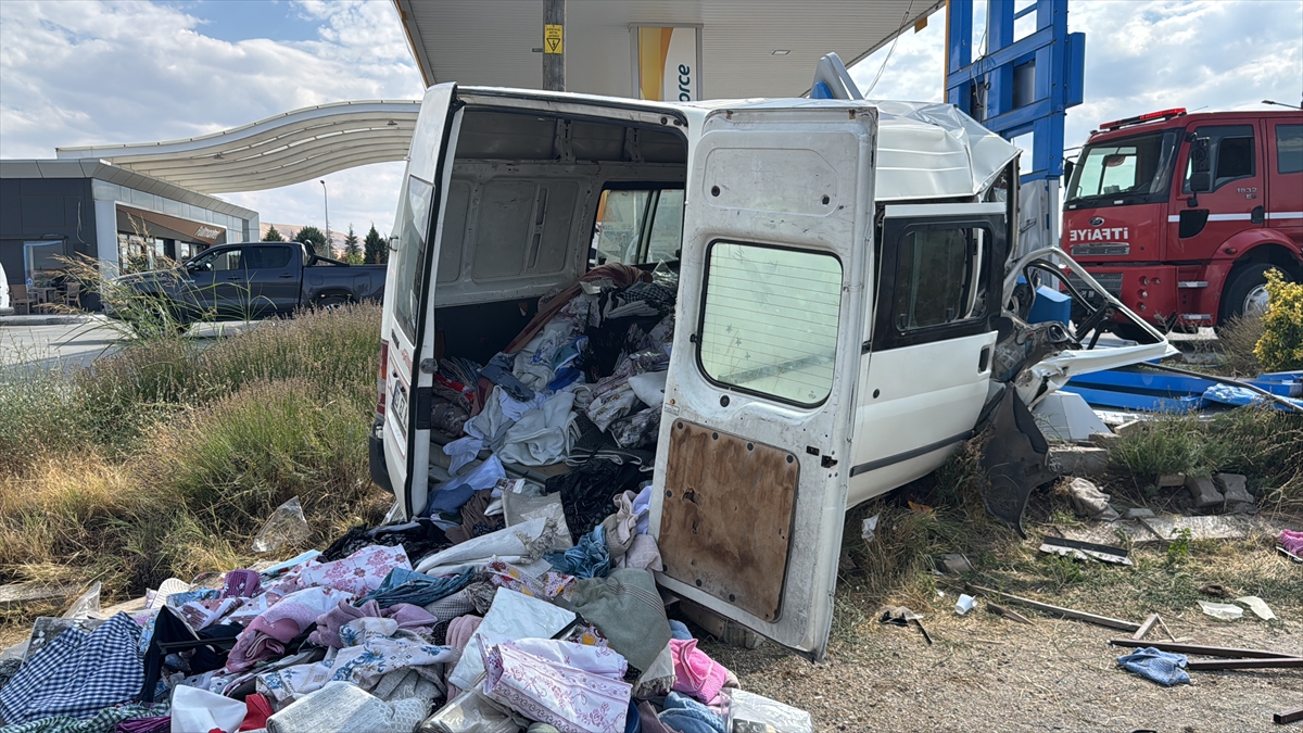 Elazığ'da minibüs ve hafif ticari araç çarpıştı: 7 yaralı