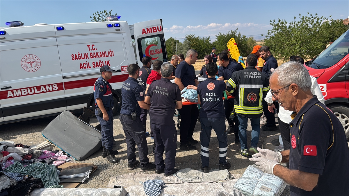 Elazığ'da minibüs ve hafif ticari araç çarpıştı: 7 yaralı