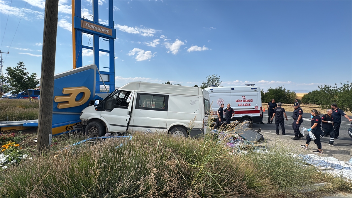 Elazığ'da minibüs ve hafif ticari araç çarpıştı: 7 yaralı