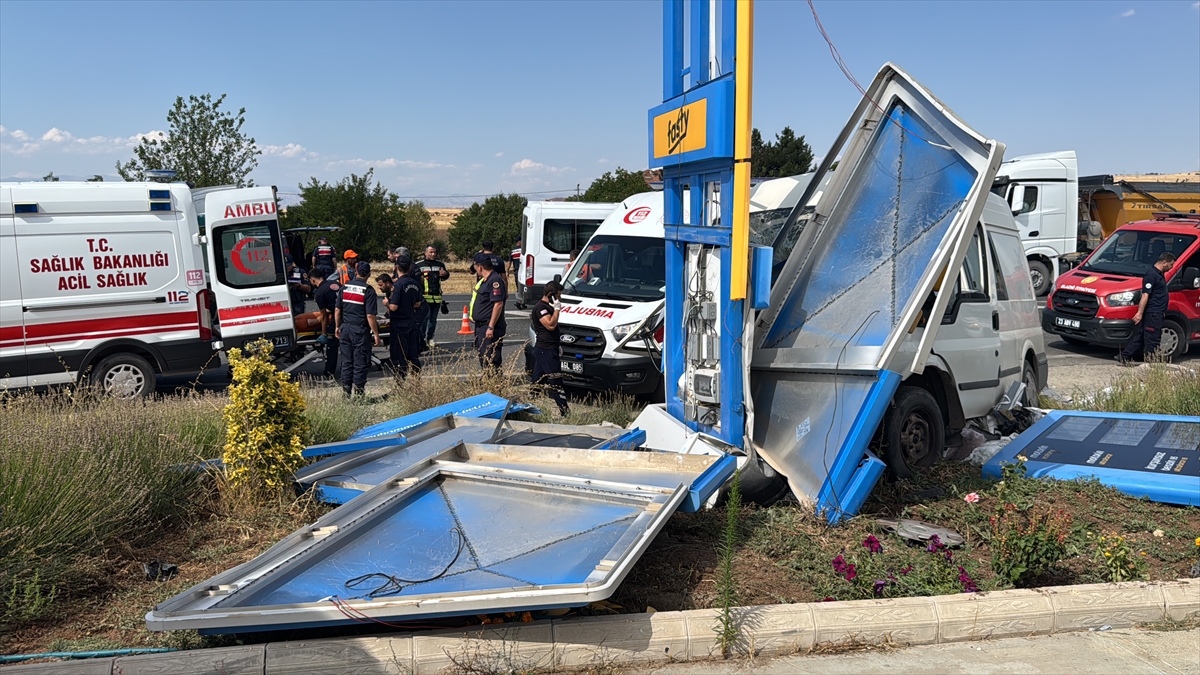 Elazığ'da minibüs ve hafif ticari araç çarpıştı: 7 yaralı