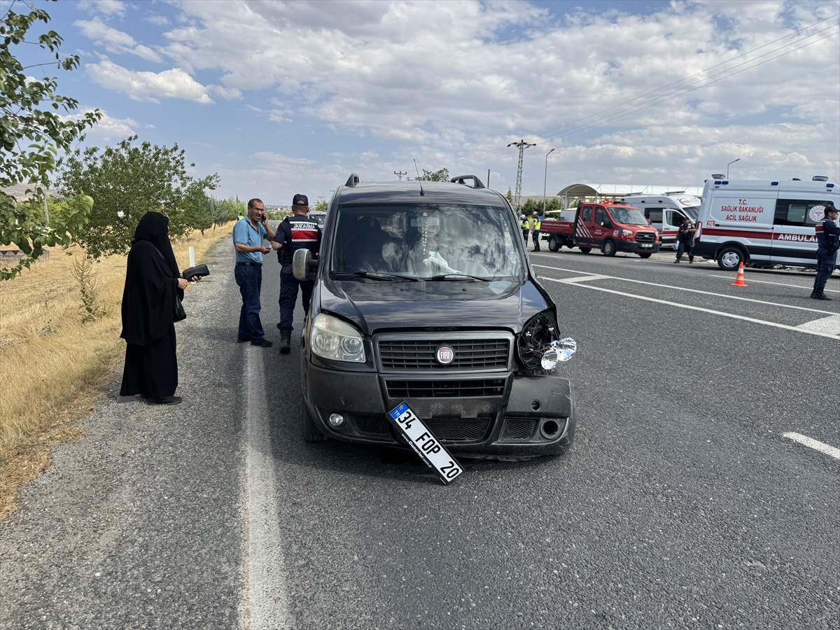 Elazığ'da minibüs ve hafif ticari araç çarpıştı: 7 yaralı
