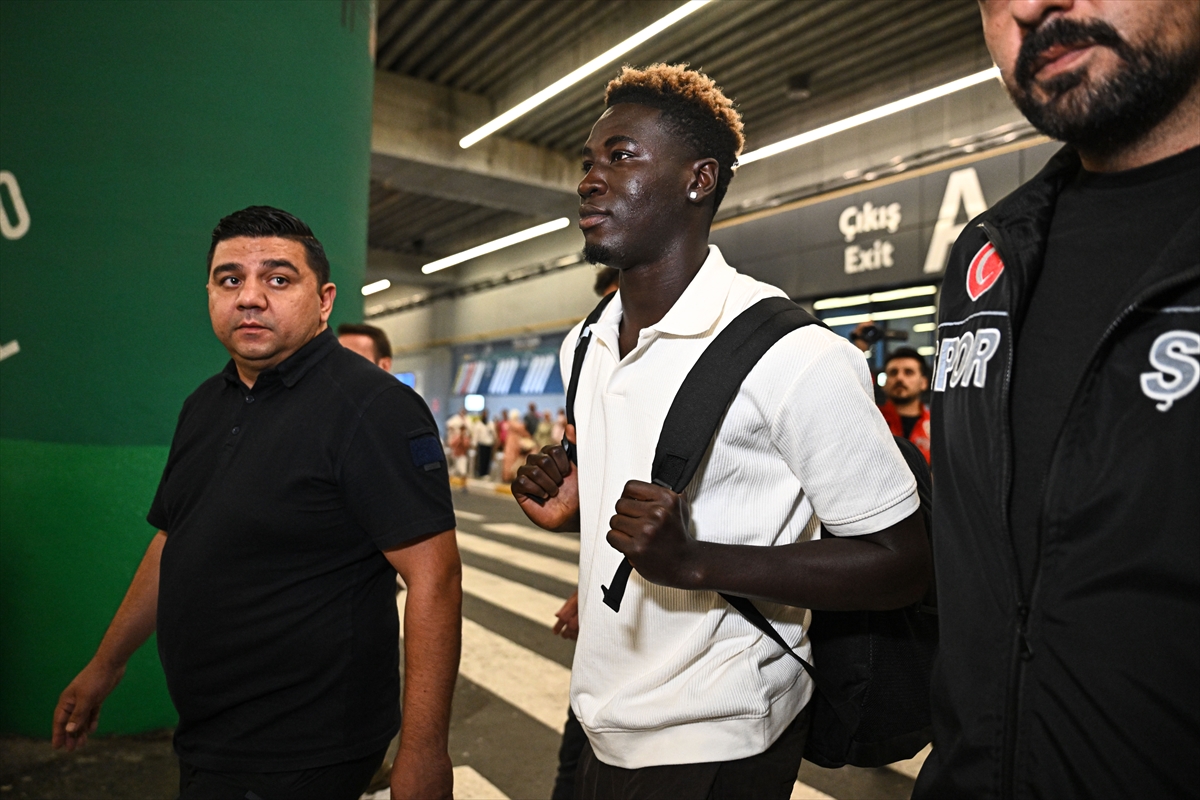 Ganalı futbolcu Oppong, Fenerbahçe için İstanbul'da