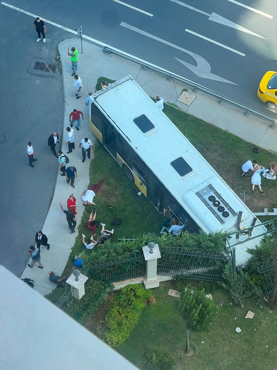 Zeytinburnu'nda İETT otobüsü sitenin bahçe duvarına çarptı