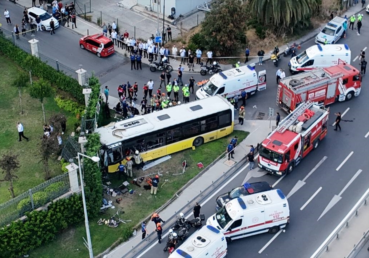 GÜNCELLEME 2- Zeytinburnu'nda İETT otobüsü kazasında 1 kişi öldü, 17 kişi yaralandı