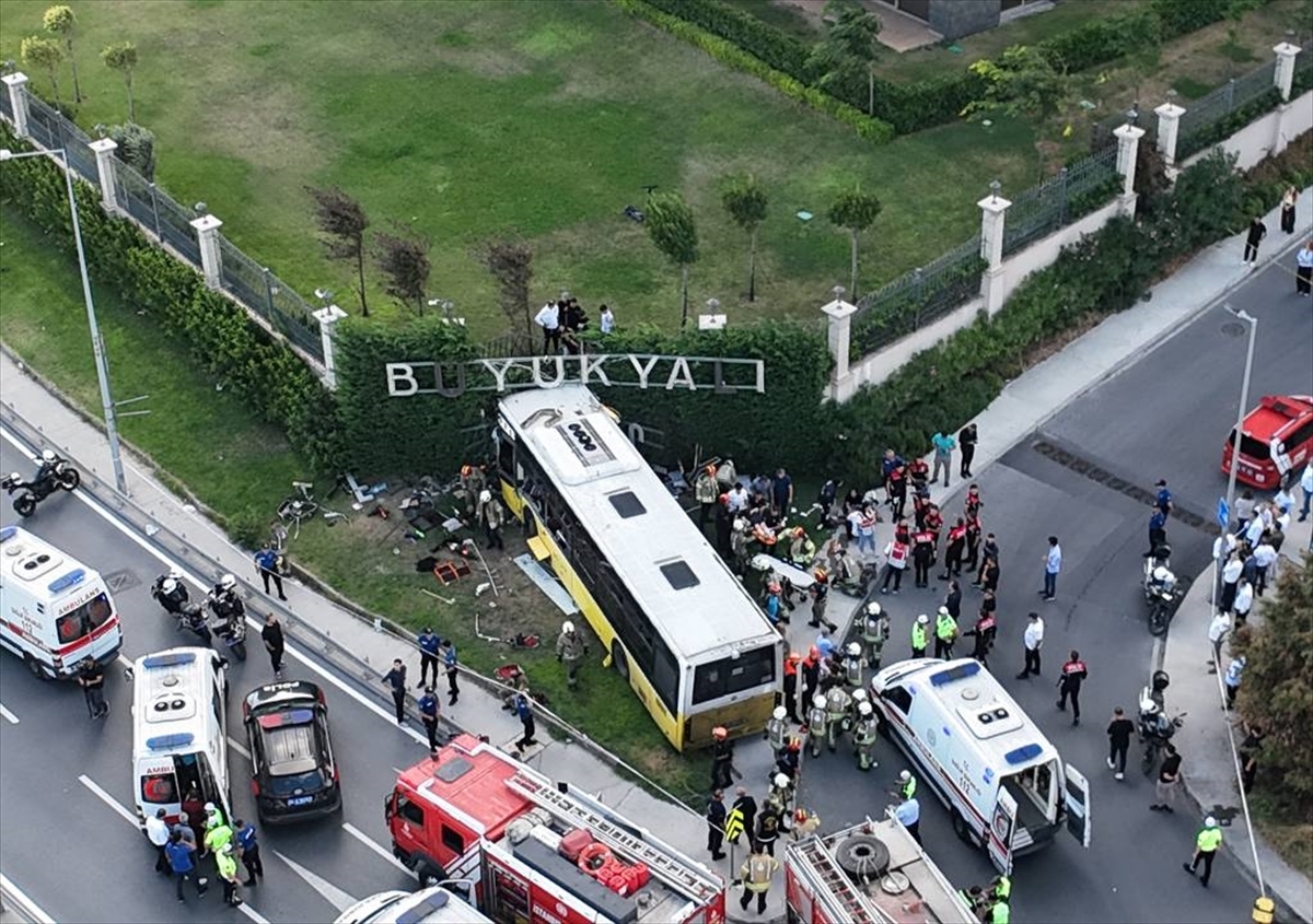 GÜNCELLEME 2- Zeytinburnu'nda İETT otobüsü kazasında 1 kişi öldü, 17 kişi yaralandı