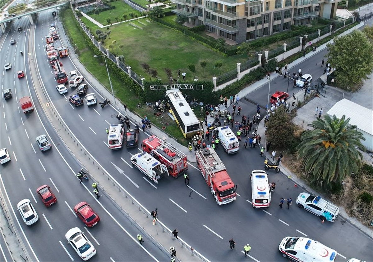 GÜNCELLEME 2- Zeytinburnu'nda İETT otobüsü kazasında 1 kişi öldü, 17 kişi yaralandı