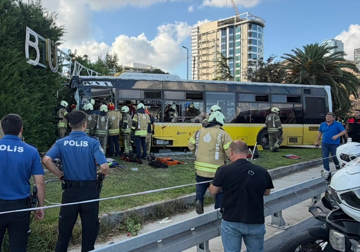 GÜNCELLEME 2- Zeytinburnu'nda İETT otobüsü kazasında 1 kişi öldü, 17 kişi yaralandı