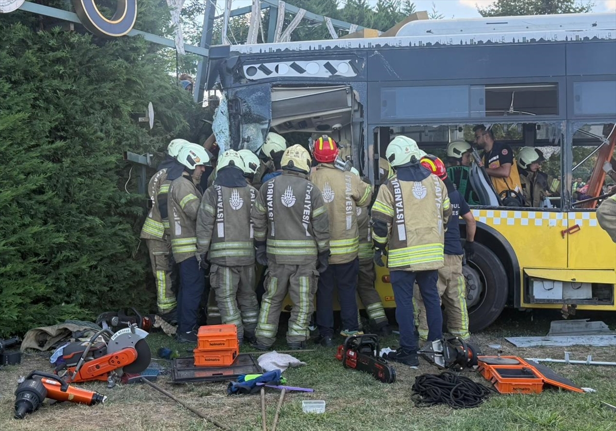 GÜNCELLEME 2- Zeytinburnu'nda İETT otobüsü kazasında 1 kişi öldü, 17 kişi yaralandı