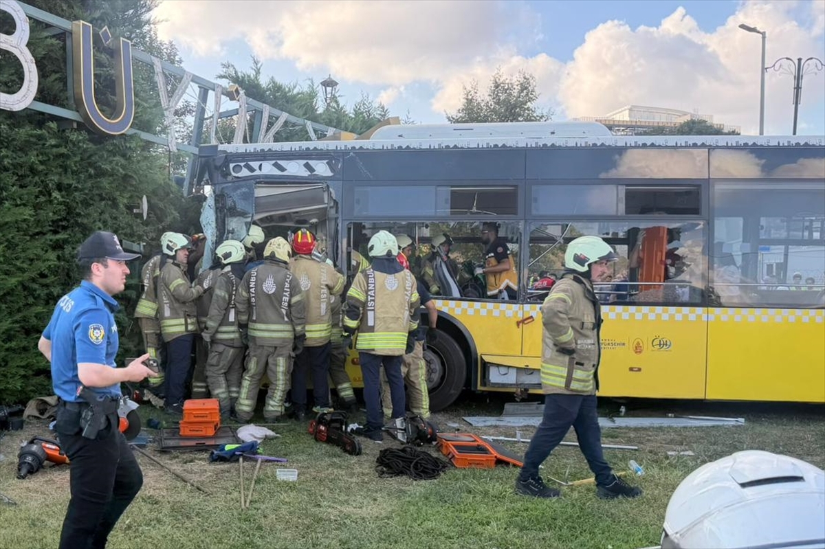 GÜNCELLEME 2- Zeytinburnu'nda İETT otobüsü kazasında 1 kişi öldü, 17 kişi yaralandı
