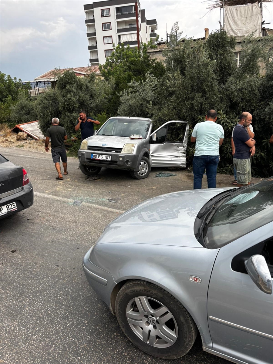Kozan'da kaza: Panelvan çarptı, hafif ticari araçta 2 yaralı
