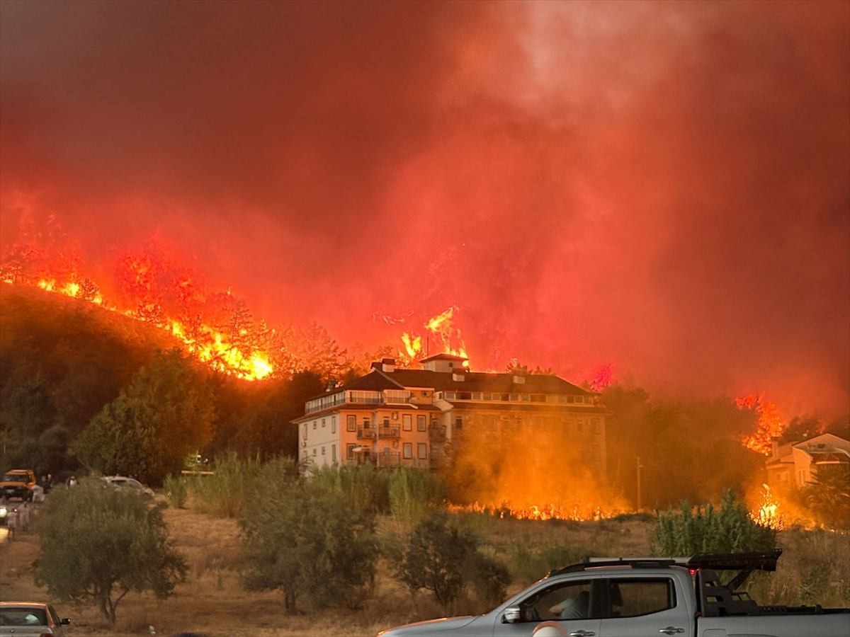 Fethiye'de ormanlık alanda çıkan yangına müdahale ediliyor