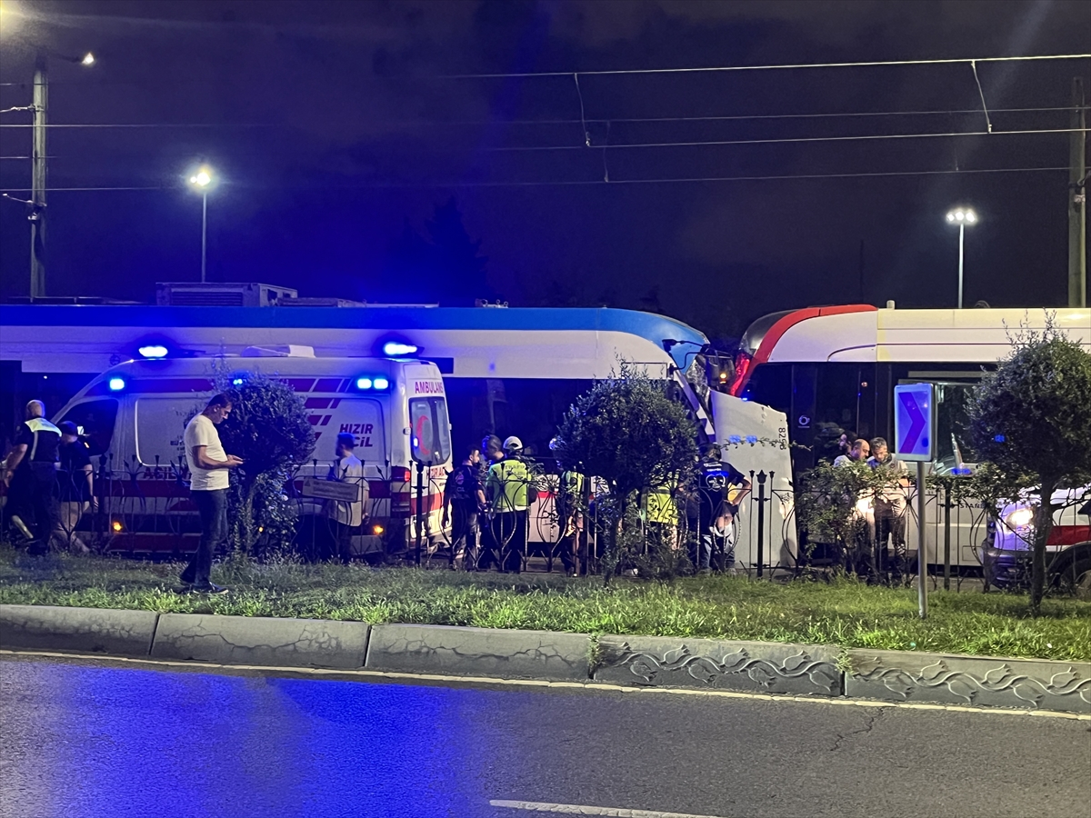 Zeytinburnu'nda iki tramvay çarpıştı